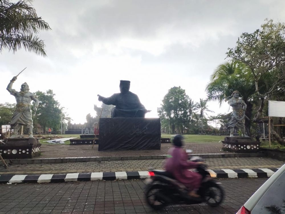 Patung Ikonik Bung Karno di Tabanan Berhasil Dipindahkan