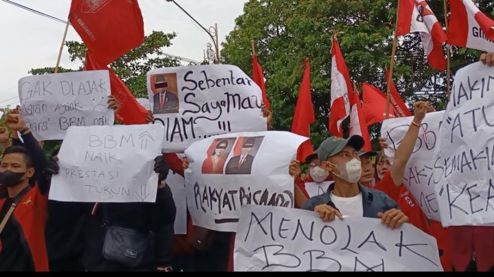 Demo Tolak Kenaikan BBM di Tuban, Mahasiswa dan Polisi Nyaris Ricuh