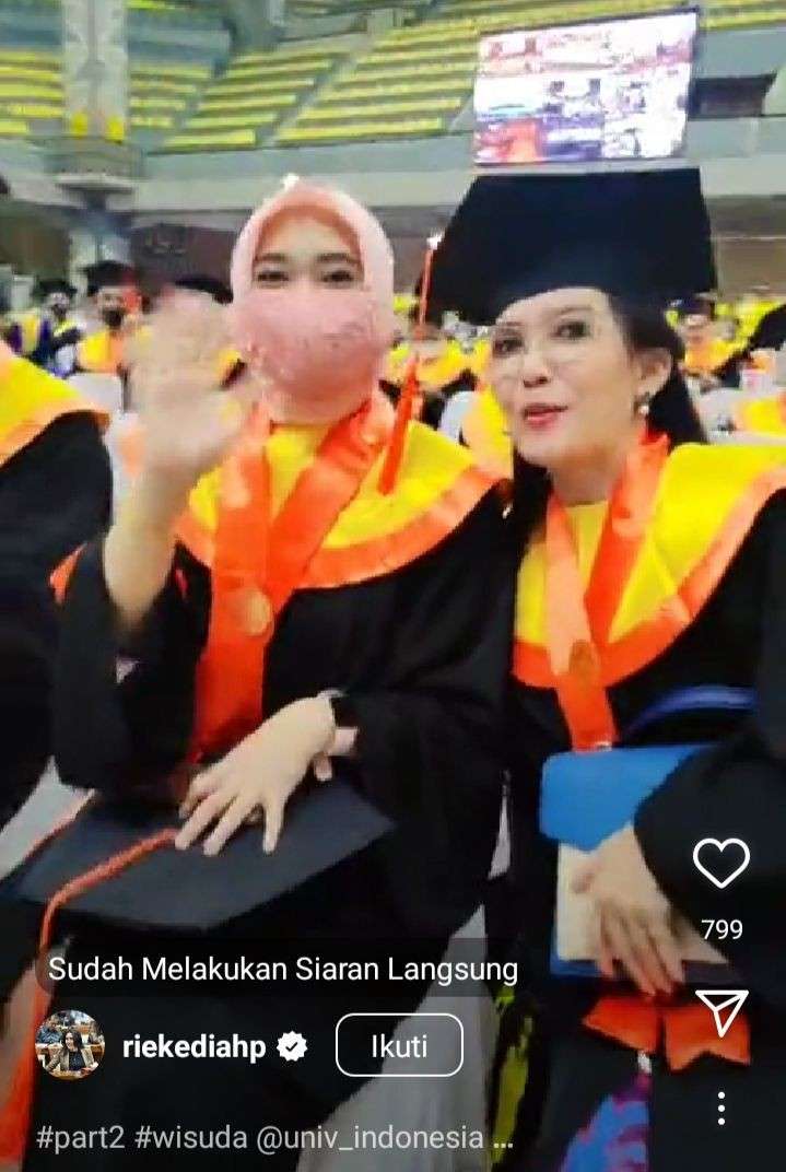 10 Momen Wisuda S3 Rieke Diah Pitaloka, Lulus Cumlaude!