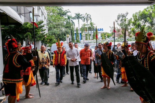 Beri Ambulans, Wagub Ijeck Ajak Ono Niha Hasambua Jaga Persatuan