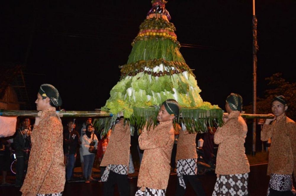 5 Keunikan Upacara Adat Rebo Pungkasan dengan Arak-arakan Lemper