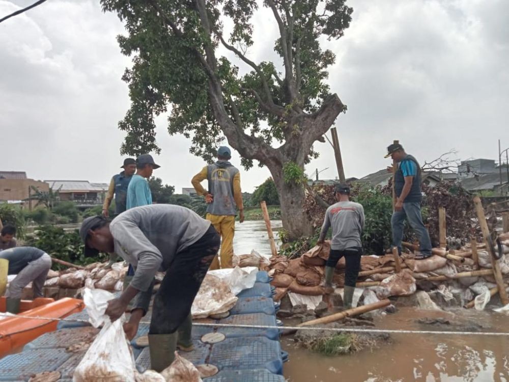 Tanggul Jebol, Pemukiman Warga di Pinang Tangerang Banjir Parah