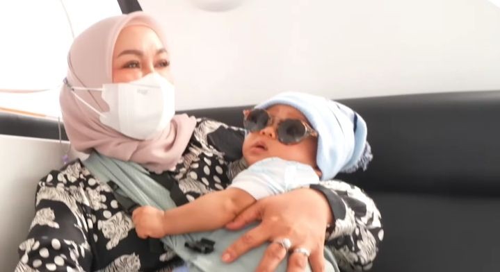 potret baby Leslar sekeluarga main di Pulau Tegal Mas (youtube.com/Leslar Entertainment)