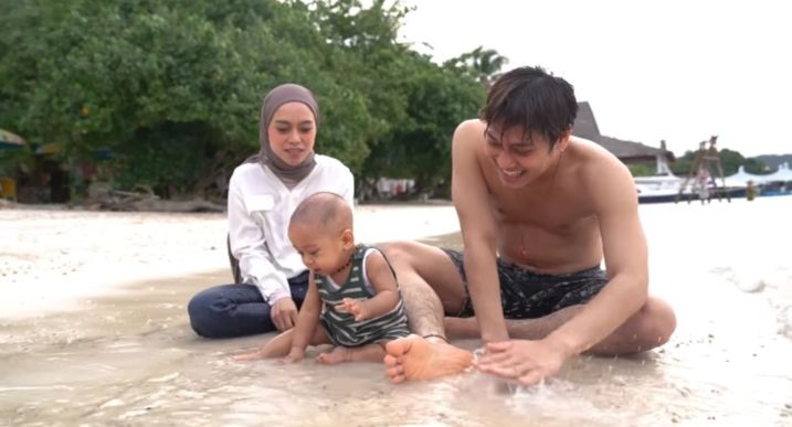 potret baby Leslar sekeluarga main di Pulau Tegal Mas (youtube.com/Leslar Entertainment)