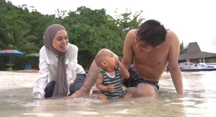 potret baby Leslar sekeluarga main di Pulau Tegal Mas (youtube.com/Leslar Entertainment)