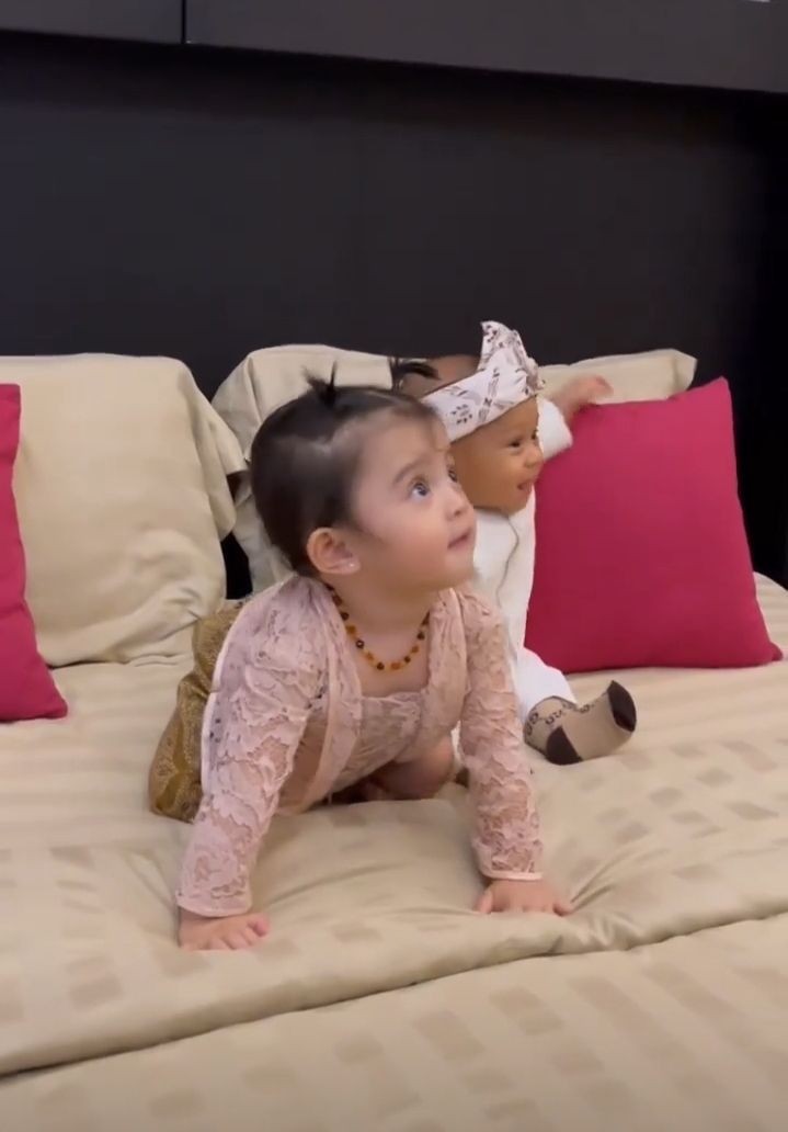 potret baby Leslar di pertunangan pamannya (instagram.com/danggiasari)