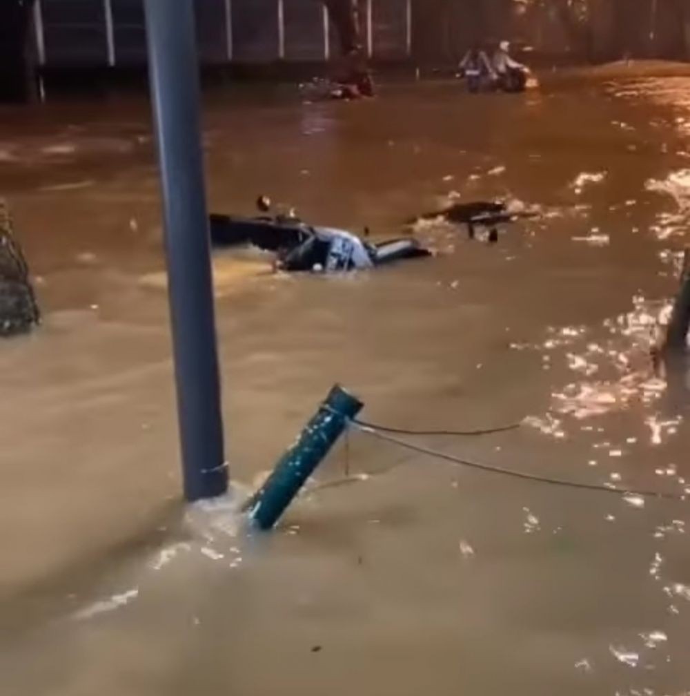 Diguyur Hujan Deras Seharian, Tangerang Raya Dikepung Banjir