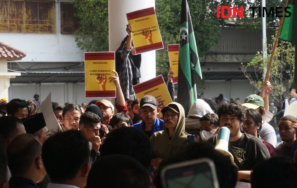 BBM Naik, Mahasiswa Demo di DPRD DI Yogyakarta Minta UMP Naik  