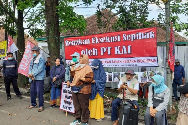 Digusur PT KAI, Warga Penghuni Minta Uang Kompensasi
