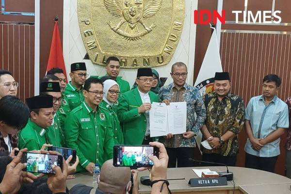 Plt Ketum PPP Serahkan Surat SK Kemenkumham Ke KPU