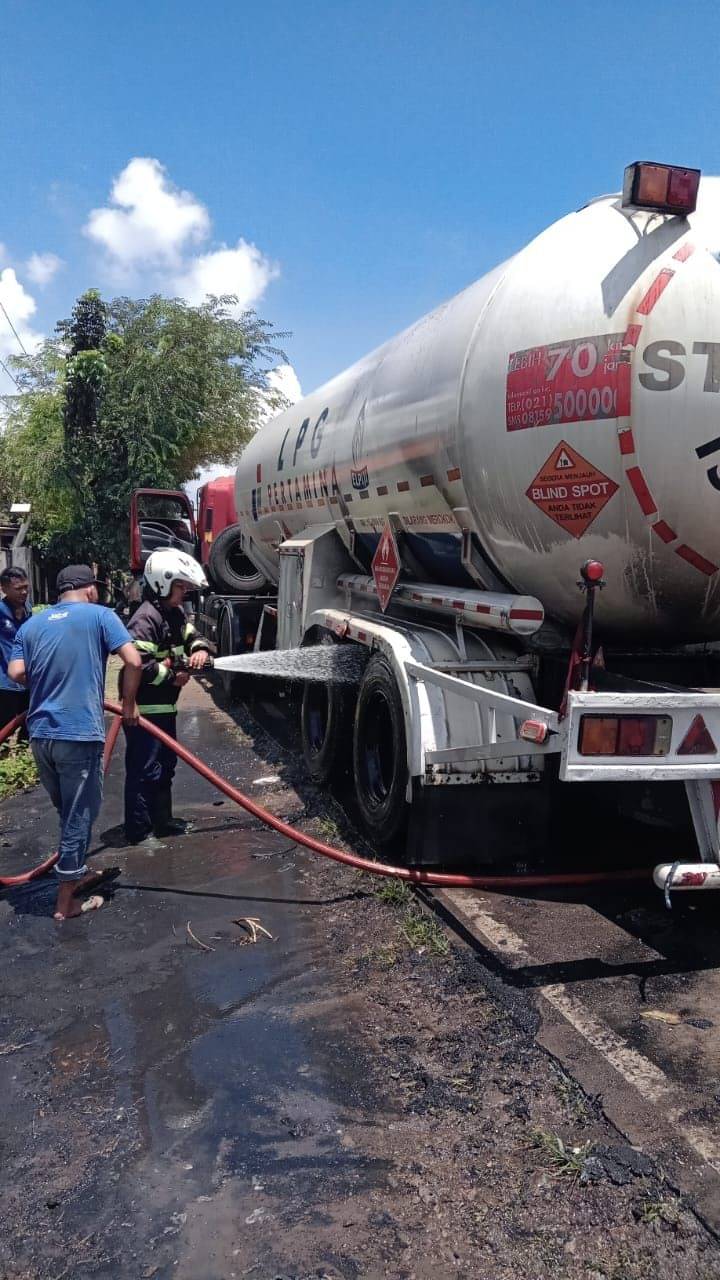 Truk Tangki LPG Terbakar Di Jalur Pantura Kabupaten Subang