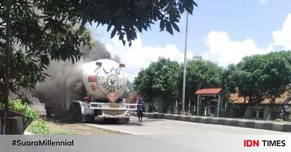 Truk Tangki LPG Terbakar Di Jalur Pantura Kabupaten Subang