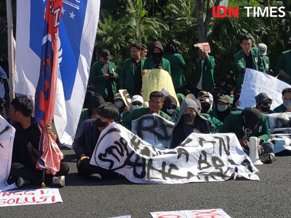 Ratusan Mahasiswa Surabaya Kembali Demo Tolak BBM Naik dan RKUHP