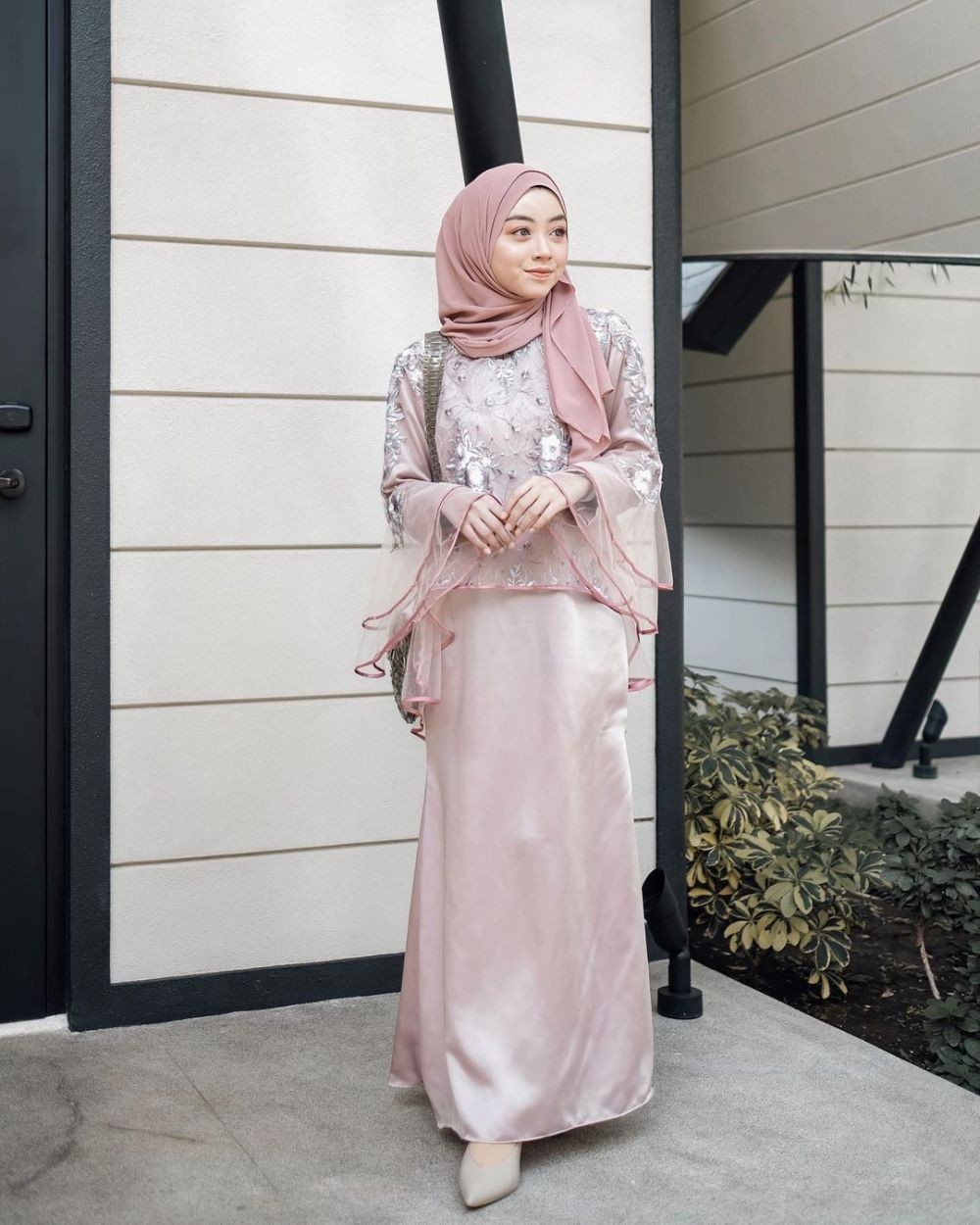 9 Outfit Brokat Untuk Kondangan Ala Selebgram Meirani Amalia