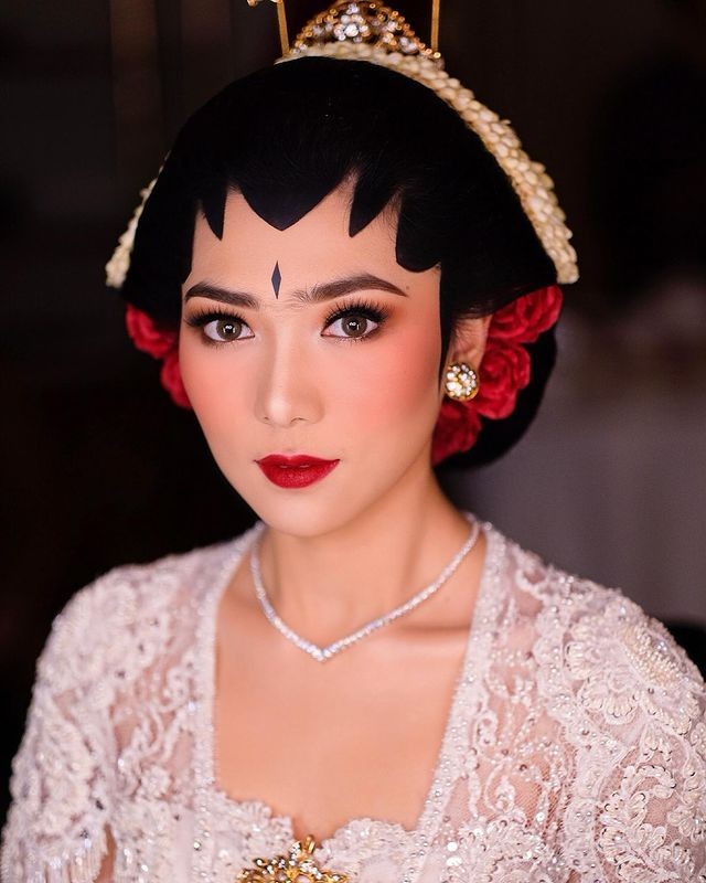 11 Referensi Wedding Makeup Adat Jawa Ala Seleb, Mewah Semua