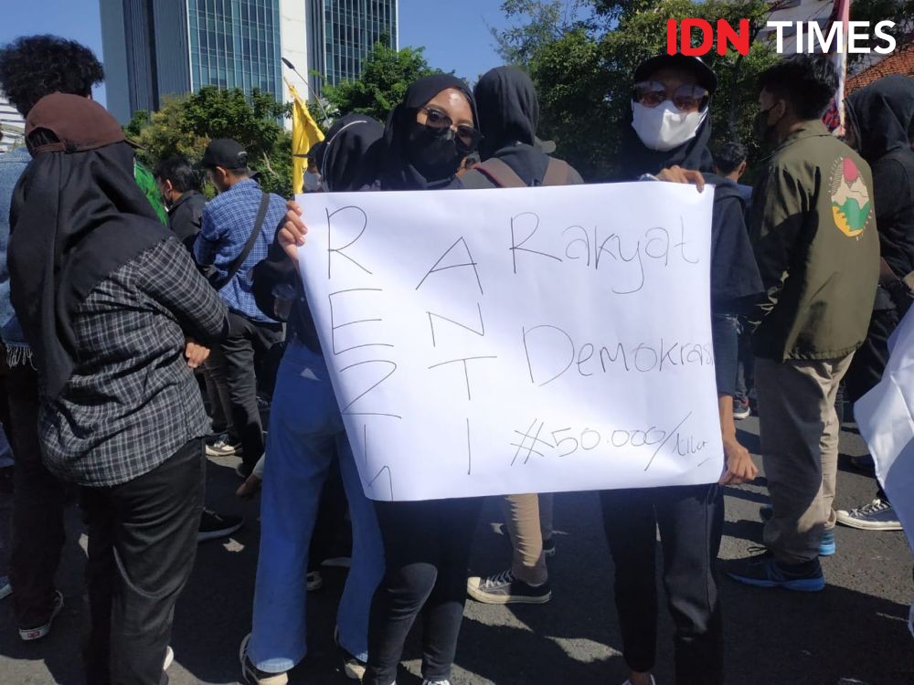 Ratusan Mahasiswa Surabaya Kembali Demo Tolak BBM Naik dan RKUHP