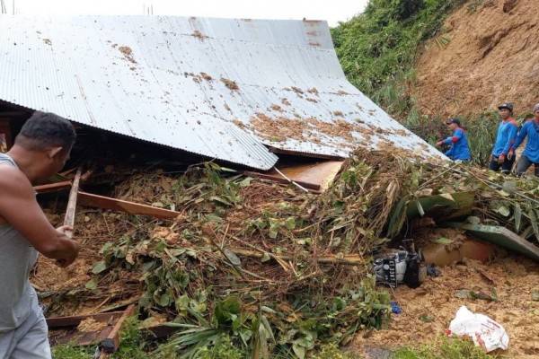 Tanah Longsor Di Samarinda, Satu Orang Ditemukan Tewas