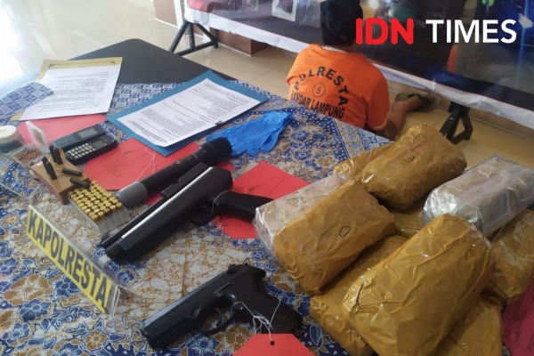 Polisi Tangkap Rentenir Bersenpi Nyambi Simpan Ganja 2 Kg di Lampung