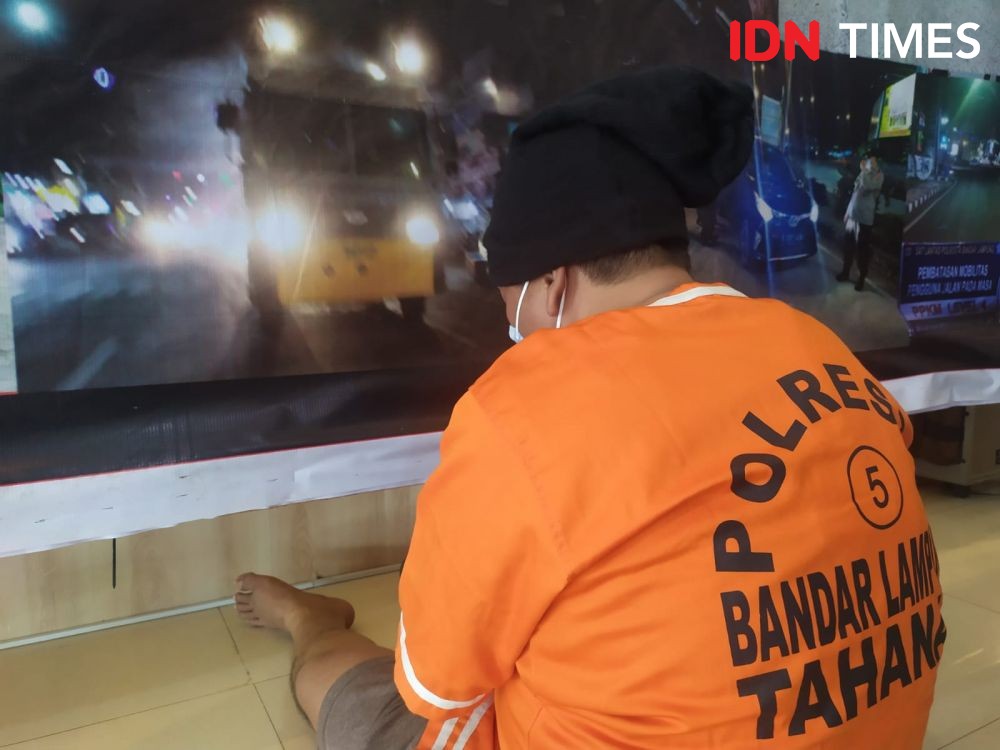 Polisi Tangkap Rentenir Bersenpi Nyambi Simpan Ganja 2 Kg di Lampung
