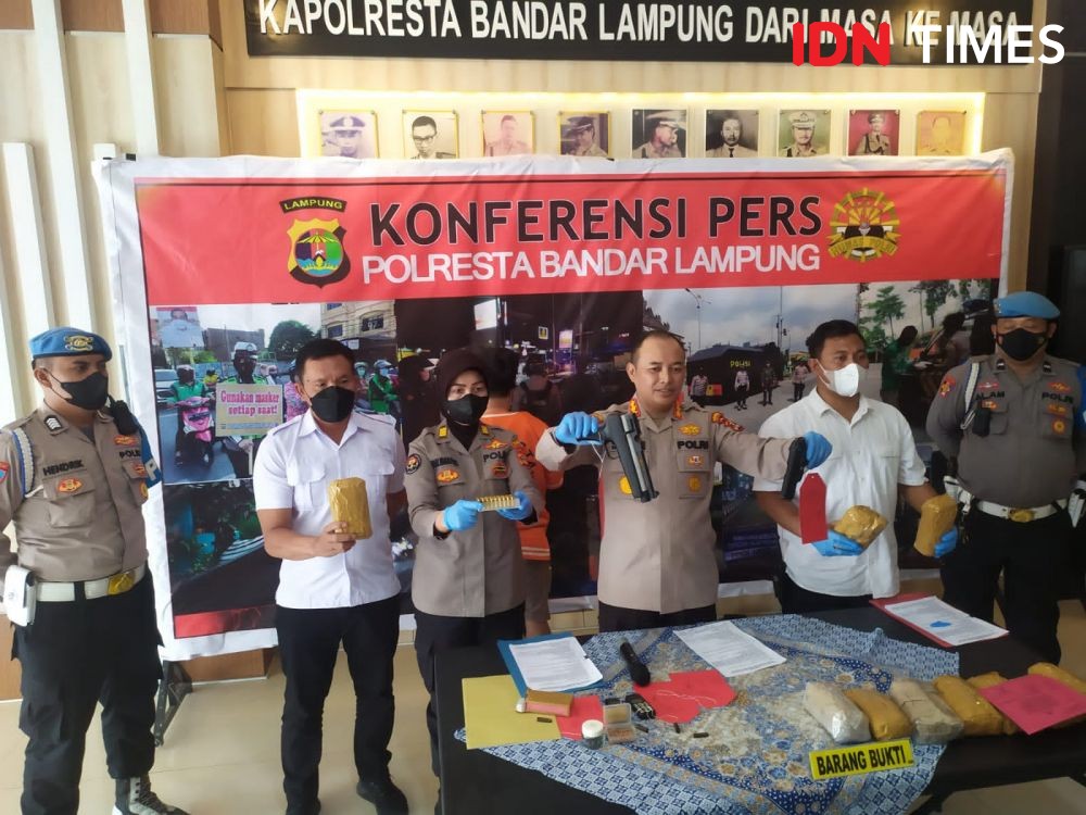 Polisi Tangkap Rentenir Bersenpi Nyambi Simpan Ganja 2 Kg di Lampung