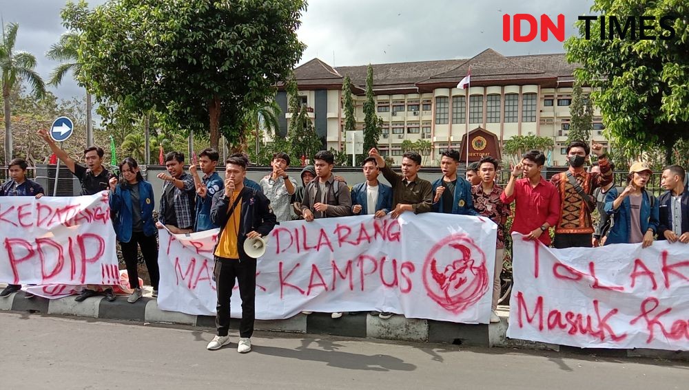Mahasiswa Unram Demo Tolak Kuliah Umum Sekjen PDIP 