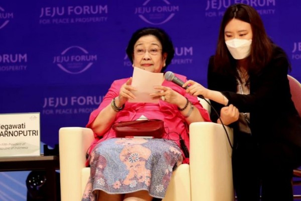 Tangis Megawati di Rakernas PDIP, Kenang 10 Tahun Wafat Taufiq Kiemas