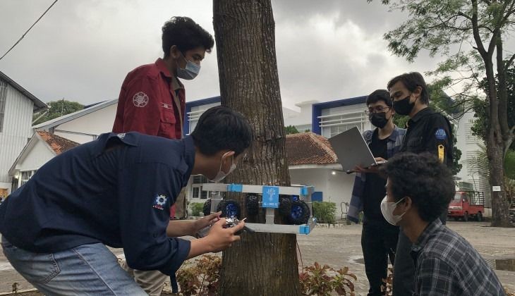 Mahasiswa UGM Ciptakan Robot Pendeteksi Kekeroposan Pohon