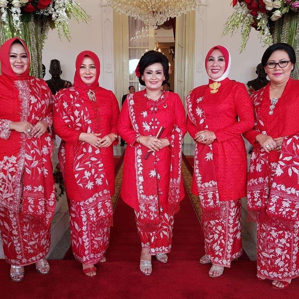 9 Kebaya Istri Menteri Agraria Yang Elegan Dan Bersahaja