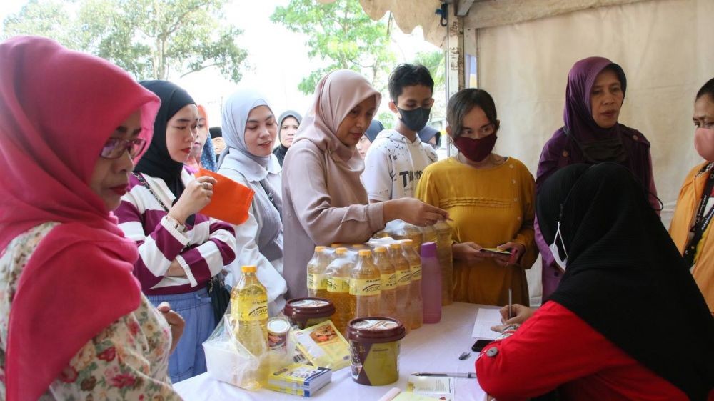Warga Bandung Berburu Telur di Pasar Murah