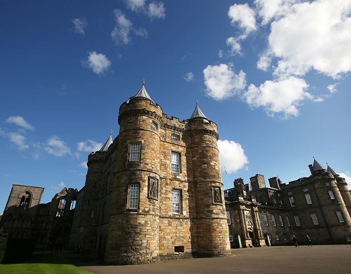 12 Istana dan Kastil yang Menjadi Kediaman Keluarga Kerajaan Inggris 