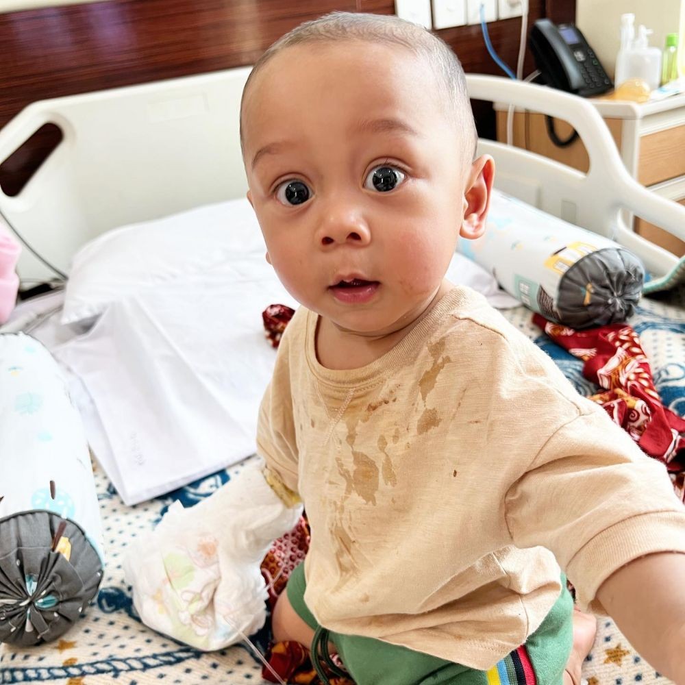 Baby Leslar dirawat di rumah sakit (instagram.com/rizkybillar)