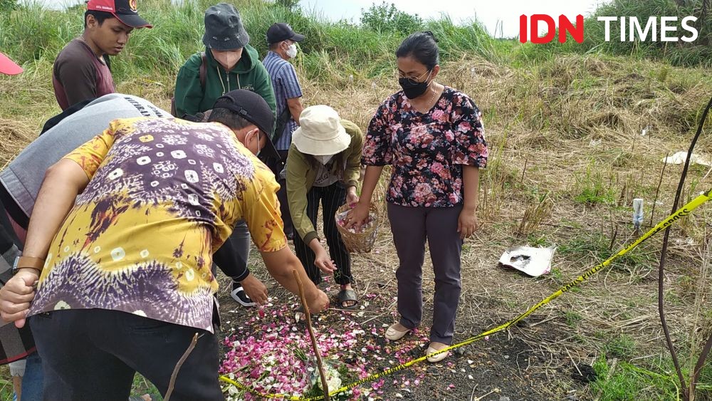 Pihak Keluarga Tabur Bunga di Atas Lokasi Penemuan Mayat ASN Bapenda Semarang