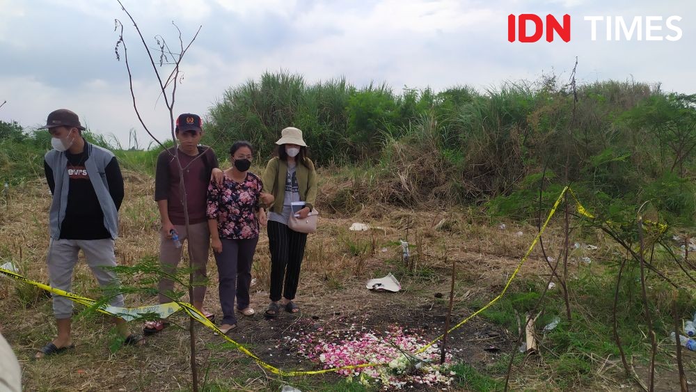 Pihak Keluarga Tabur Bunga di Atas Lokasi Penemuan Mayat ASN Bapenda Semarang