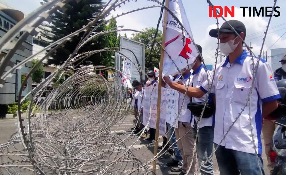 Demo Buruh di Lampung, Tolak Kenaikan BBM hingga Penyesuaian Upah