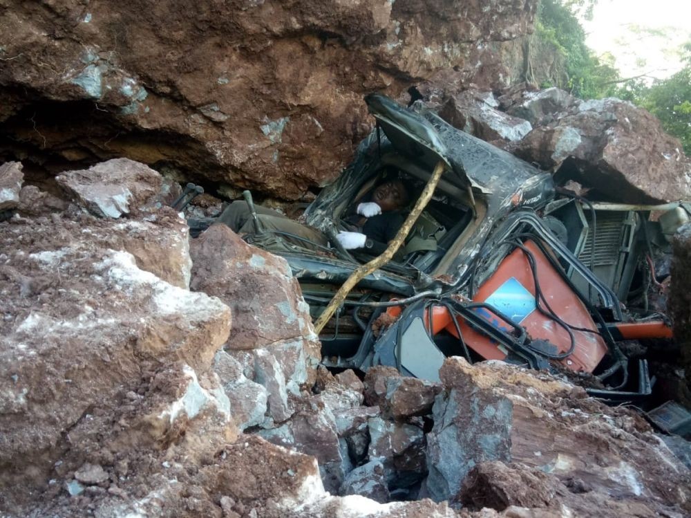 Operator Backhoe Tertimpa Batu Saat Menambang di Peukan Bada