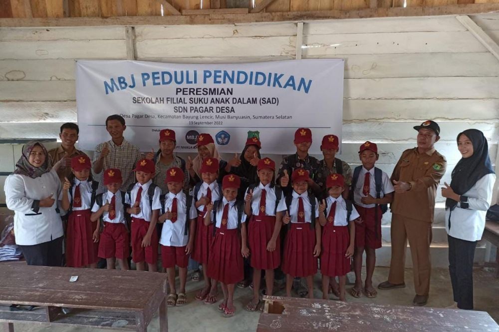 Dirikan Sekolah Filial Suku Anak Dalam, PT MBJ Bagikan Seragam dan Tas