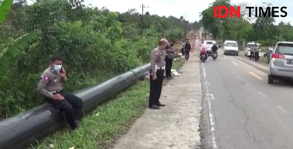 Hilang Kendali, Truk Pengangkut Ekskavator Libas Mobil di Balikpapan