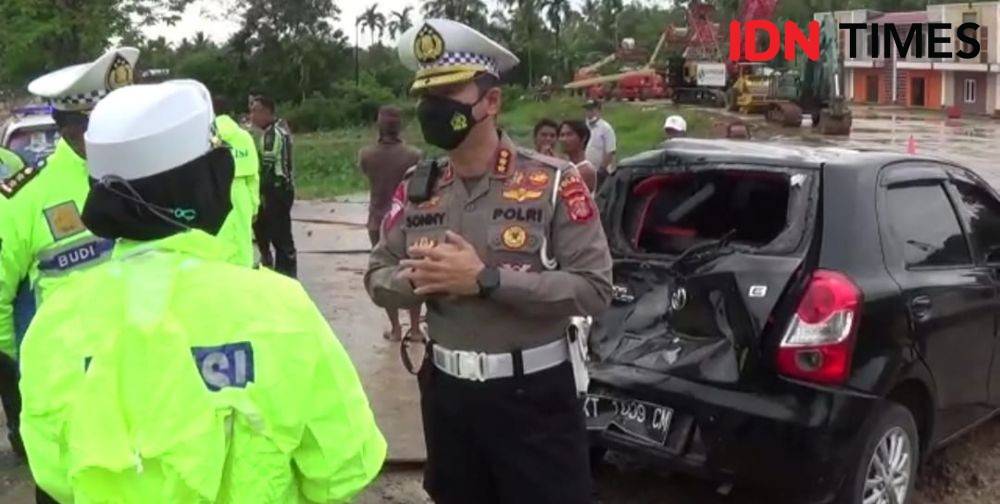 Hilang Kendali, Truk Pengangkut Ekskavator Libas Mobil di Balikpapan