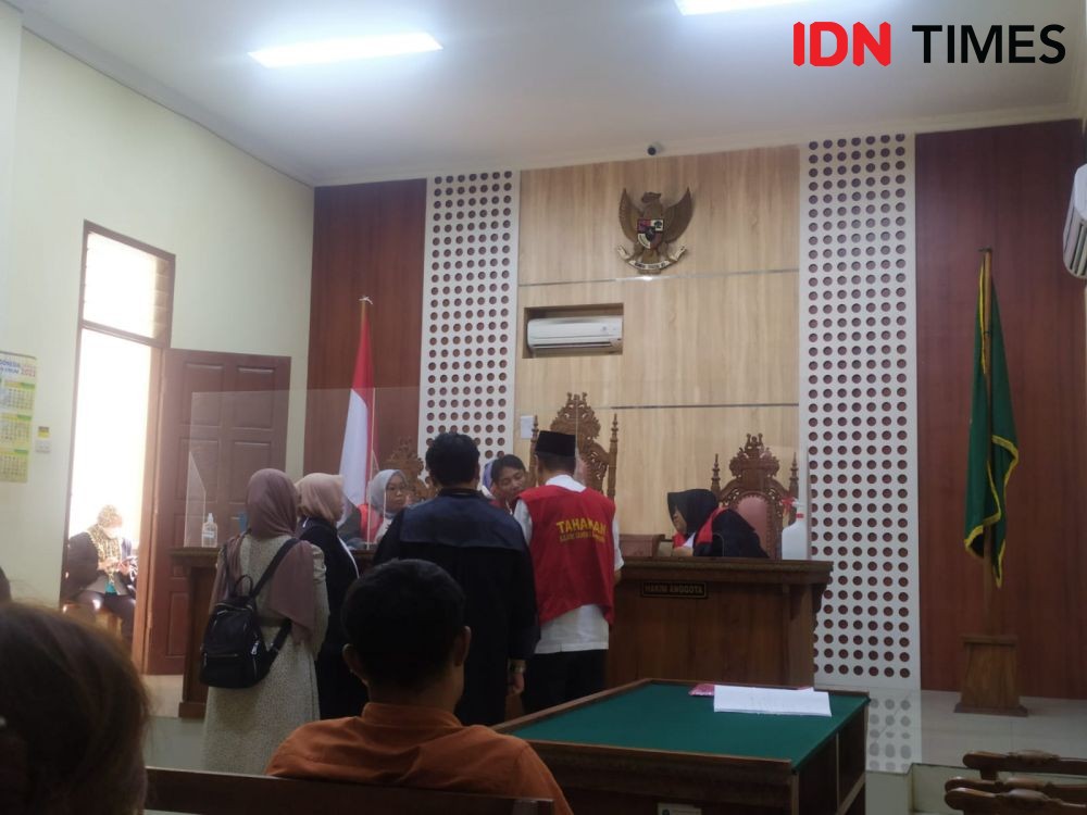 Korban Penipuan Rp1,4 Miliar Menangis di Persidangan