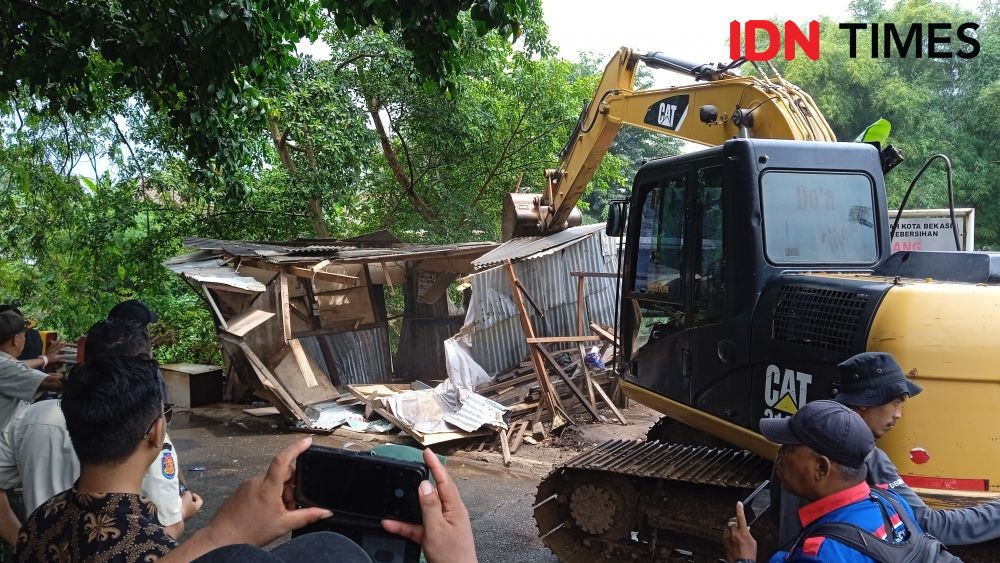 Dinas PUPR Tangerang Normalisasi dan Bangun Turap di Sungai di Benda