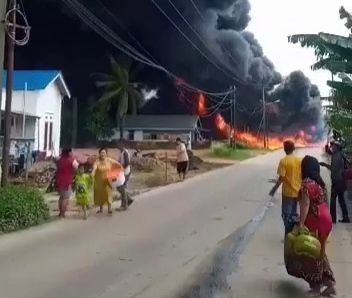 Gudang BBM Ilegal Diduga Milik Polisi Terbakar Hebat di Palembang