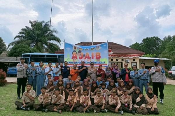 Hore, Polsek Tungkal Ilir Sediakan Bus Antar Jemput Siswa ke Sekolah