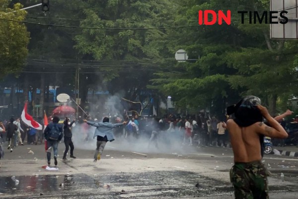 Aksi Mahasiswa Bandung Tolak Kenaikan Harga BBM Diwarnai Ricuh