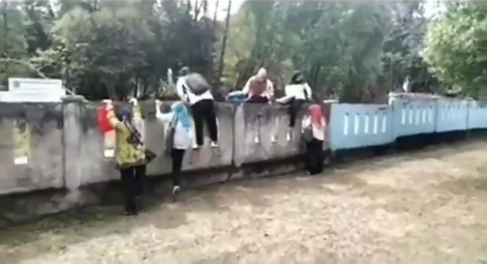 Tembok Penutup Akses SMKN 3 Kayu Agung Dibongkar Paksa Satpol PP