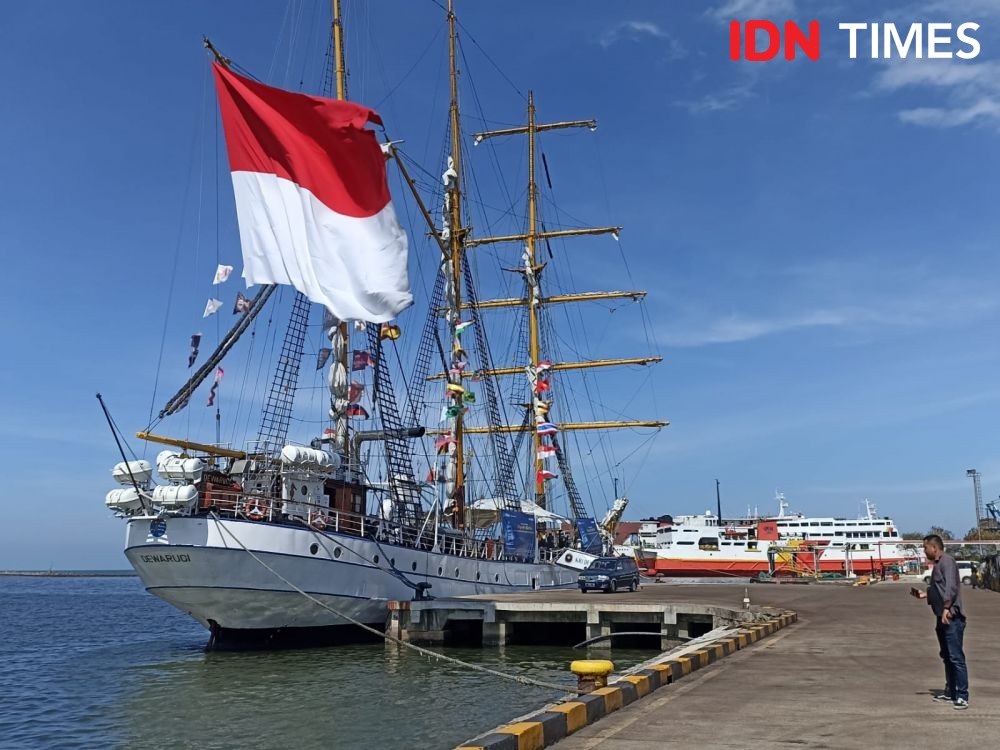 Melihat Kejayaan Maritim Nusantara dari KRI Dewaruci di Laut Cirebon