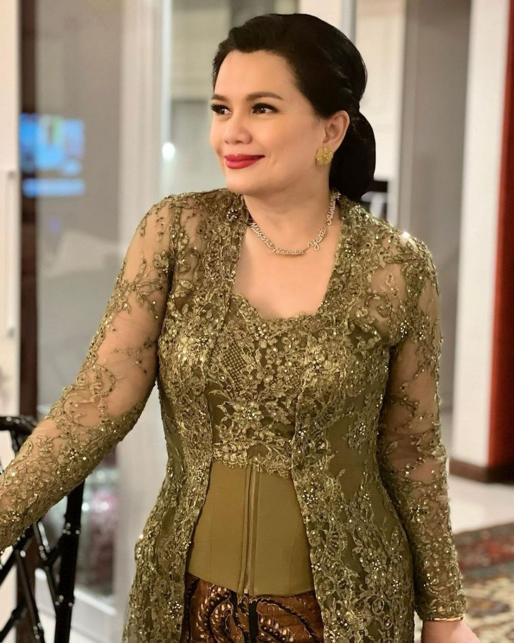 9 Kebaya Kutubaru Brokat Bertabur Payet, Auto Cetar!