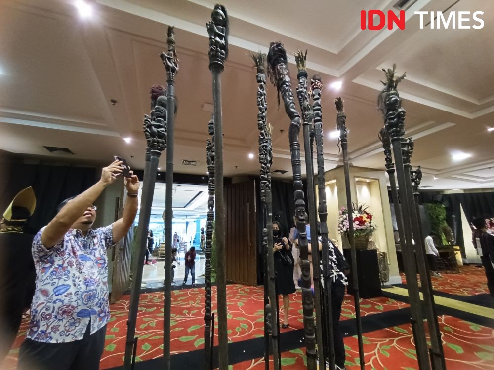 20 Tahun Berkarya, Torang Sitorus Pamerkan Koleksi Ulos di Medan
