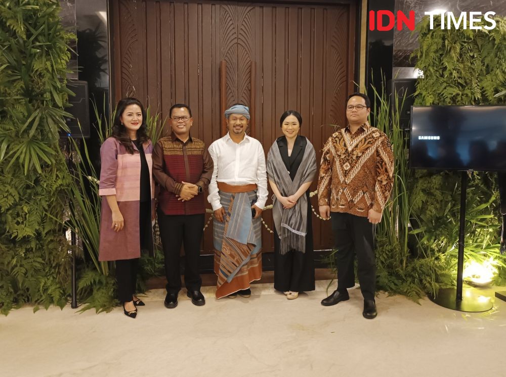 20 Tahun Berkarya, Torang Sitorus Pamerkan Koleksi Ulos di Medan