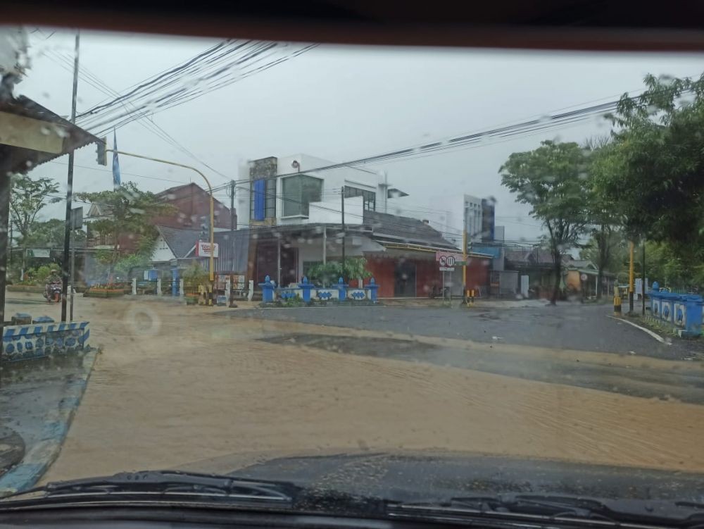 Hujan Deras, Tiga Ruas Jalan Utama di Pacitan Direndam Banjir 