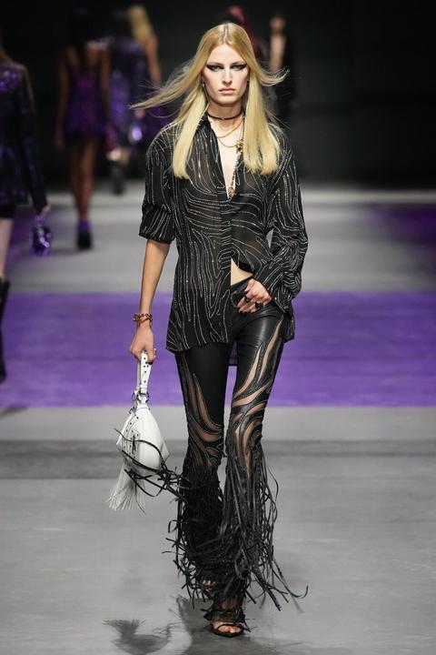 13 Gaya Busana Koleksi Versace S/S 2023, Grunge nan Edgy!